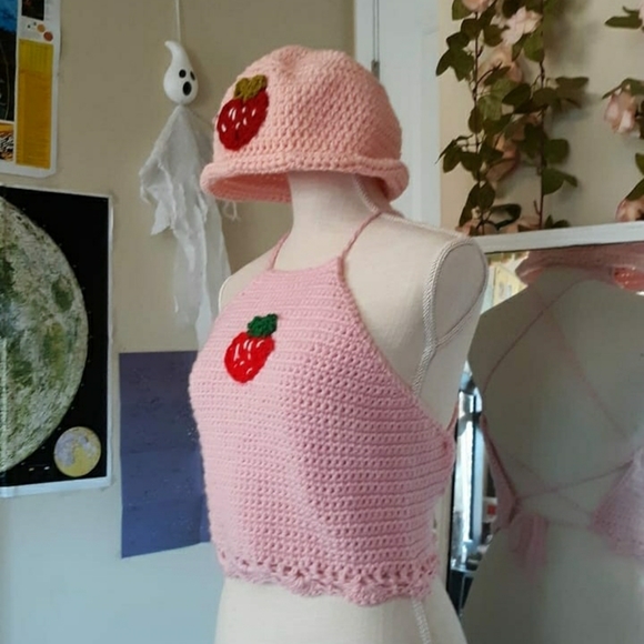 Handmade strawberry halter top with matching bucket hat - Picture 1 of 1